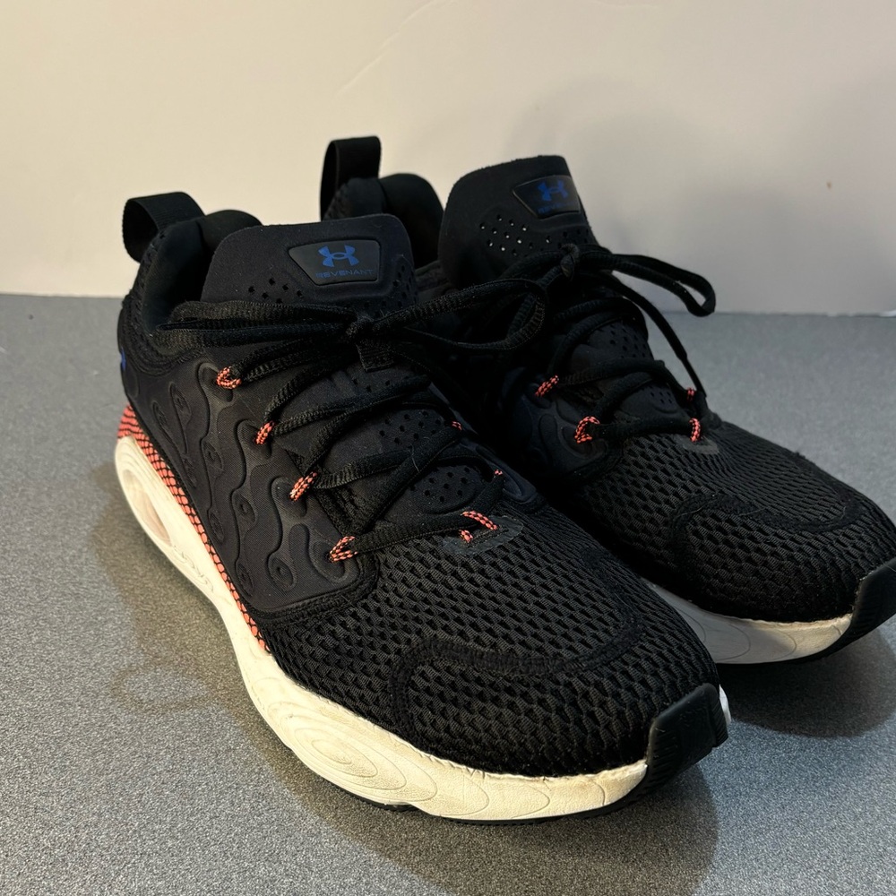 Under‎ Armour Men Hovr Revenant Size 11.5. Black/ hot pink details. Sneak…